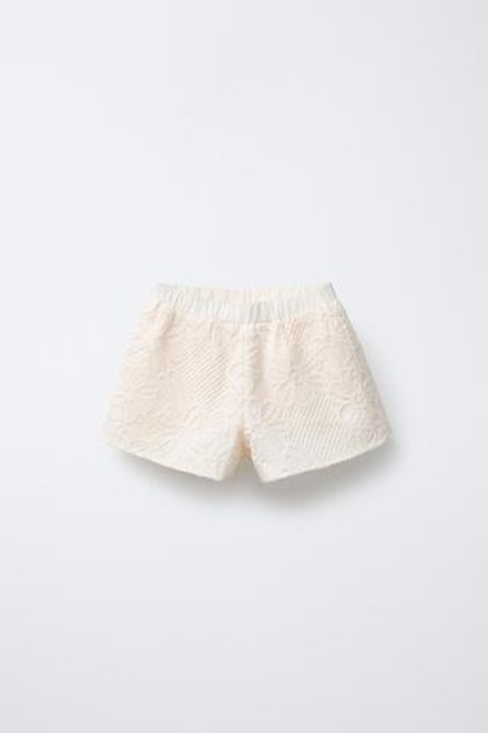 ZARA ШОРТЫ С КРУЖЕВОМ, ЭКРЮ