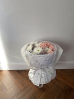 Букет из хризантем, кустовых пионовидных роз и блестящей скиммии