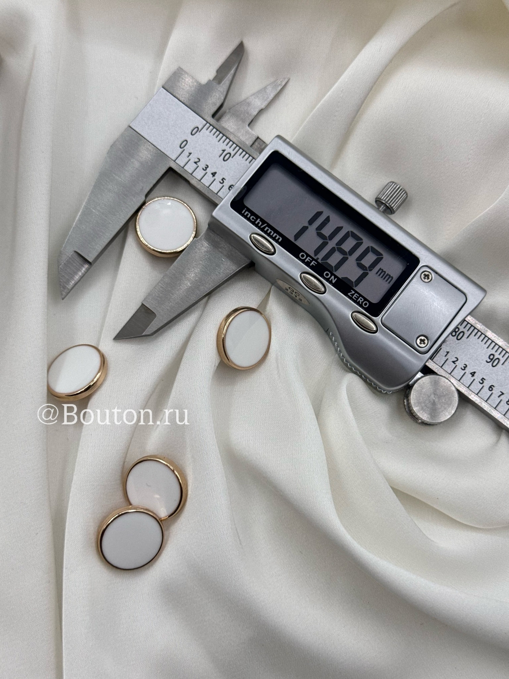 Пуговицы золотистые плоские с белой эмалью