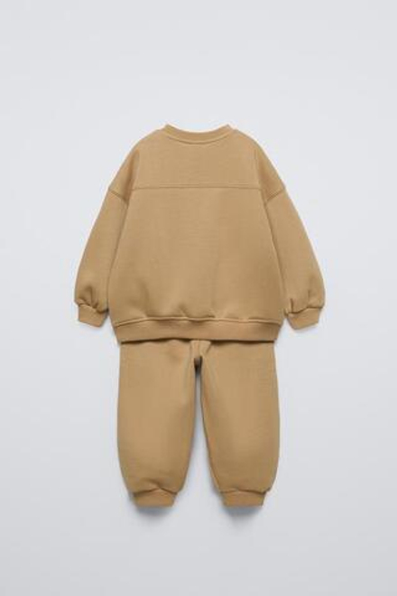 ZARA КОМПЛЕКТ ИЗ ТОЛСТОВКИ И БРЮК-ДЖОГГЕРОВ С НАШИВКОЙ, МЯГКИЙ КАШТАНОВЫЙ