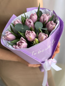 Роскошные пионовидные тюльпаны сиреневого оттенка в авторском оформлении от Флора Маркет