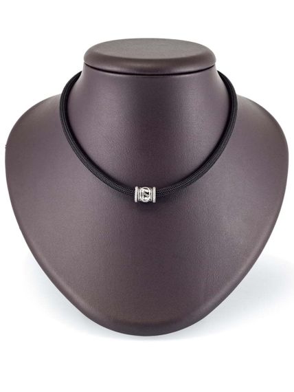 Шарм «Руна Ансуз» из серебра на постаменте