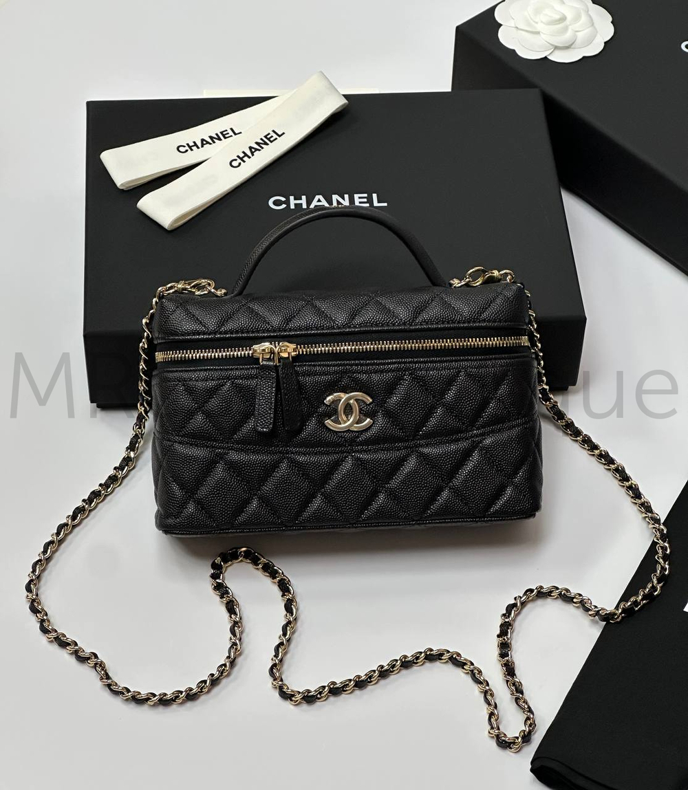 Черная сумка Chanel прямоугольная с золотой фурнитурой