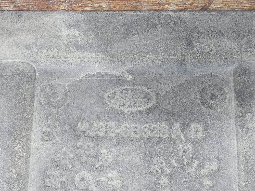 Защита двигателя RR Evoque 1 / E-Pace Б/У Оригинал LR104028