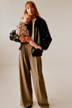 ZARA КОМПЛЕКТ ИЗ ТОЛСТОВКИ И ШОРТОВ С ПРИНТОМ «СЕРДЦА», СВЕТЛЫЙ ЭКРЮ