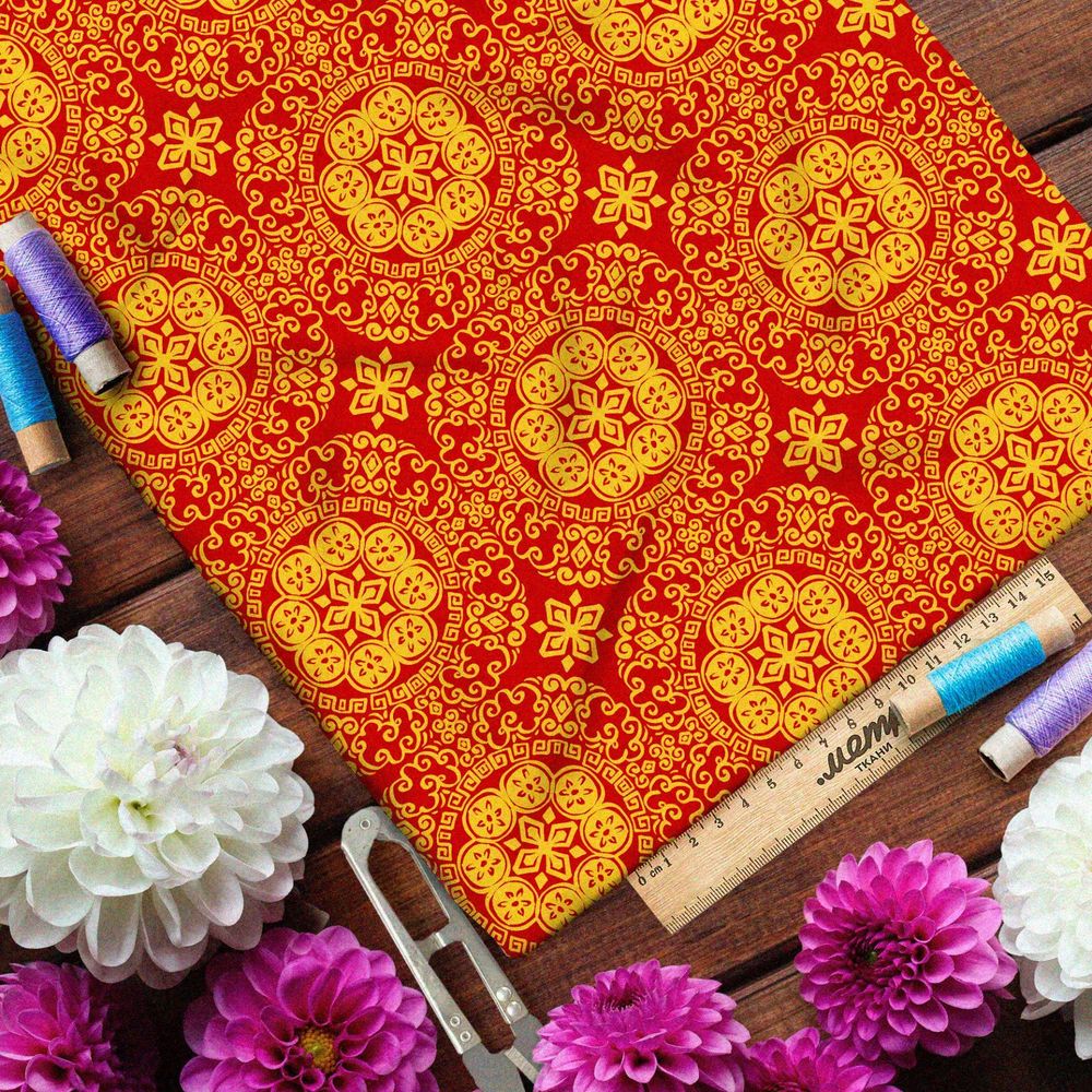 Ткань флис жёлтый резной калейдоскоп на красном фоне