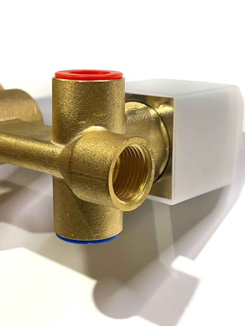 Душевая система скрытого монтажа из латуни "Grocenberg" (золото, квадрат, крепление к потолку)