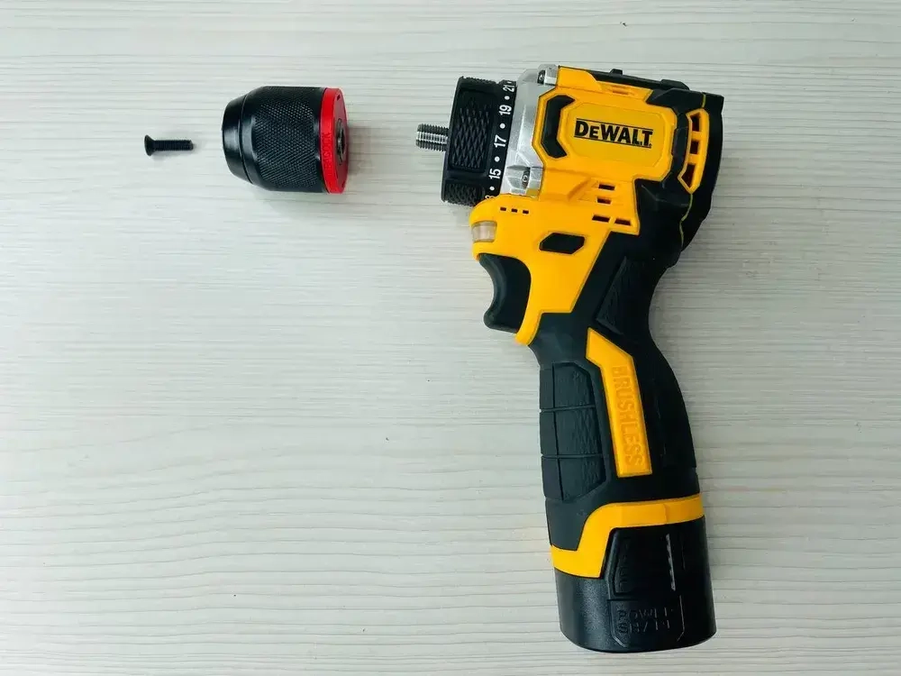 Шуруповерт бесщеточный аккумуляторный со стальным патроном DeWALT 18В