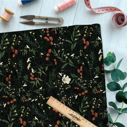 Ткань дюспо утончённые полевые цветы и трава на чёрном фоне