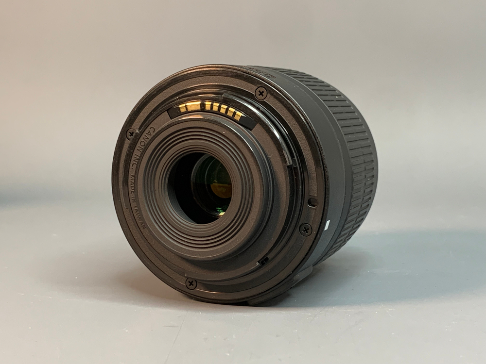 Canon 1200D kit 18-55mm 3.5-5.6 III 11.000 кадров