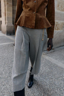 ZARА ДЛИННЫЕ БЕРМУДЫ «ГУСИНАЯ ЛАПКА» С РЕМНЕМ И ЦЕПОЧКОЙ, ЭКРЮ/СИНИЙ