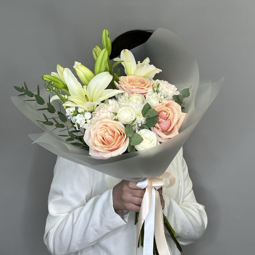 «Крем» букет с лилиями, кустовой розой мисс бомбастик, диантусами, маттиолой и кустовой хризантемой