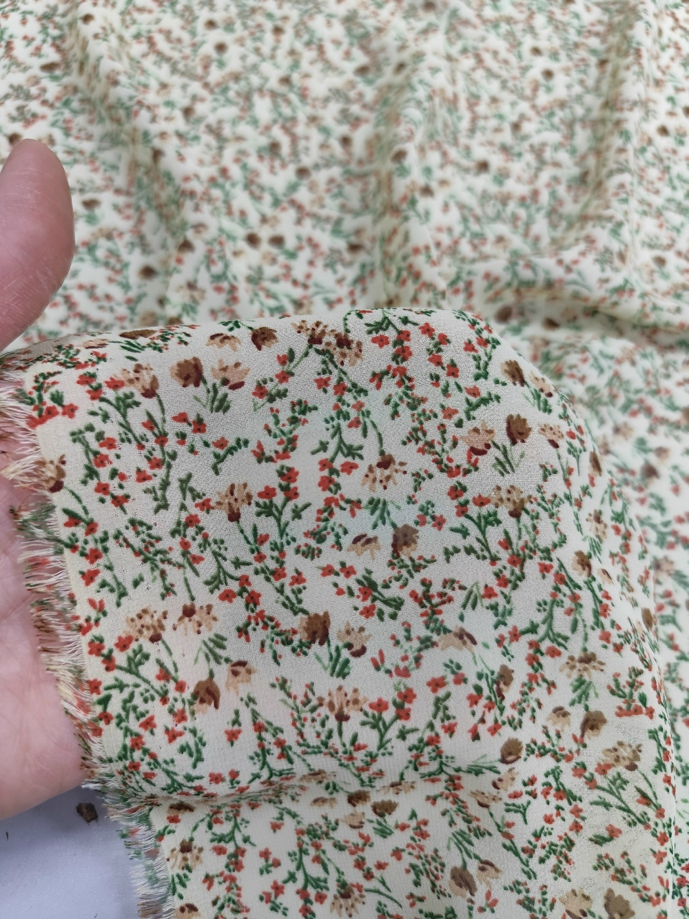 Шифон/ Цветы песочные на желтом