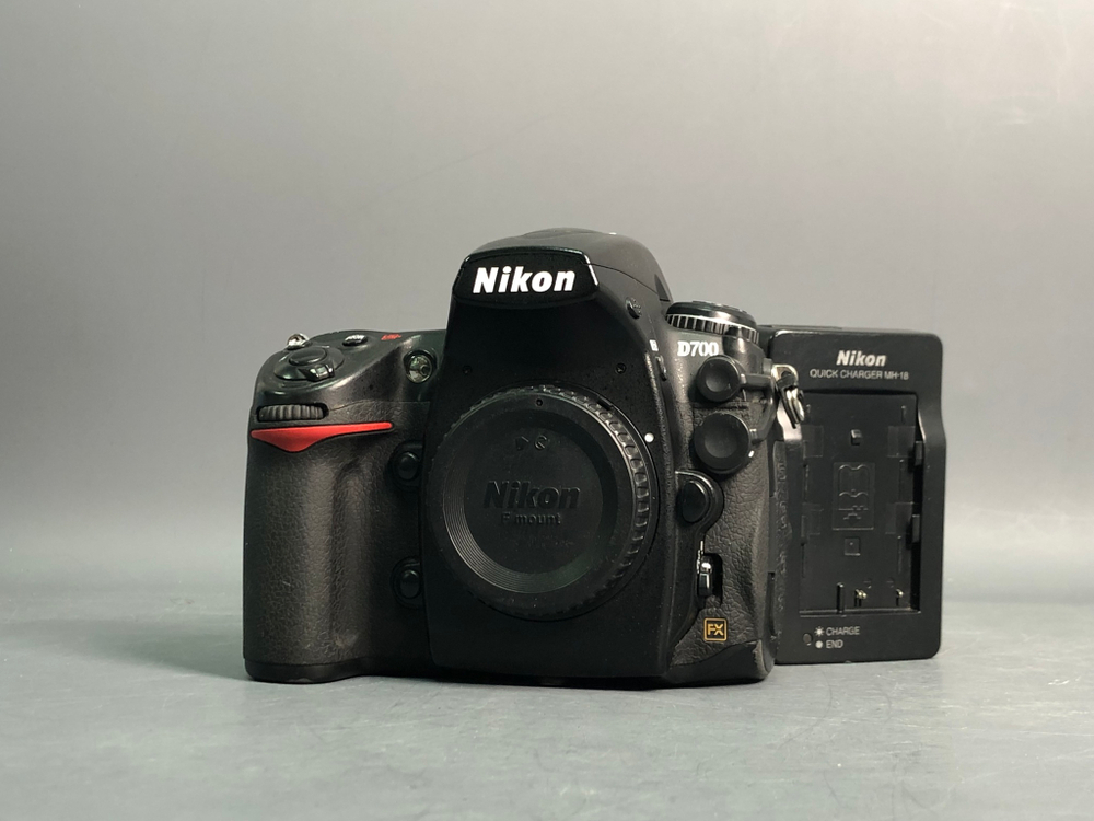 Nikon D700 320.000 кадров