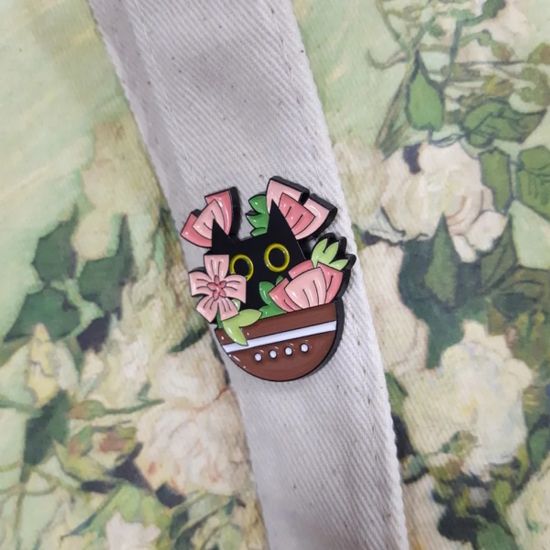 Значок металлический Котик в горшочке. Розовые цветы, р-р 3х2,9см
