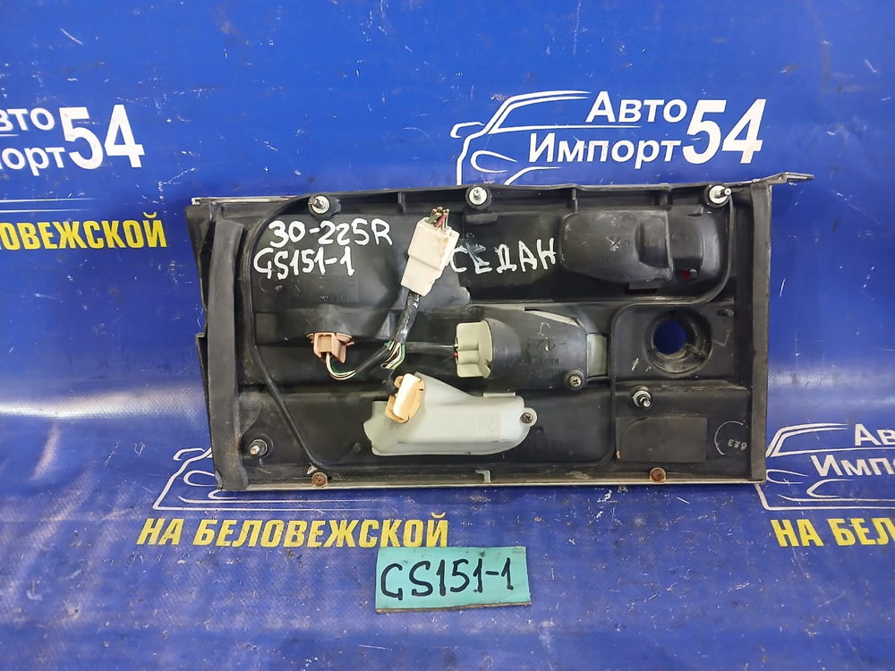 Вставка багажника правая TOYOTA CROWN 1997