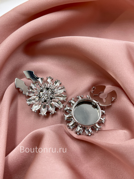Накладки на пуговицы в форме цветка серебристые со стразами (клипсы)