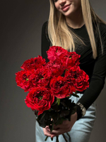 Букет из 9 красных пионовидных роз под ленту