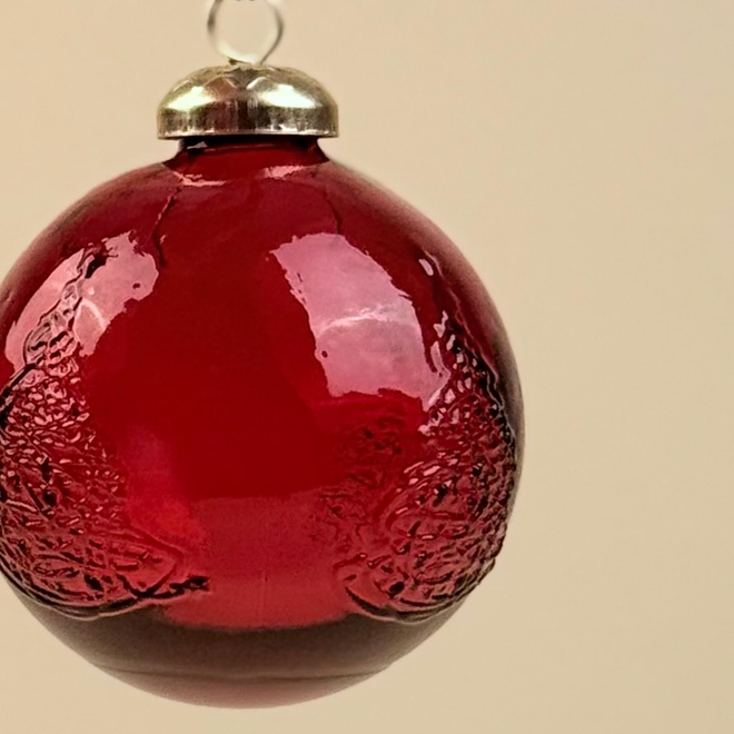 Елочный шар "Елочка" красный, 8x8x10 см