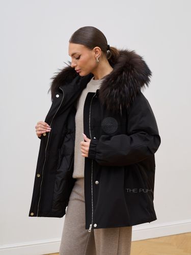 Черная пуховая парка с меховым капюшоном