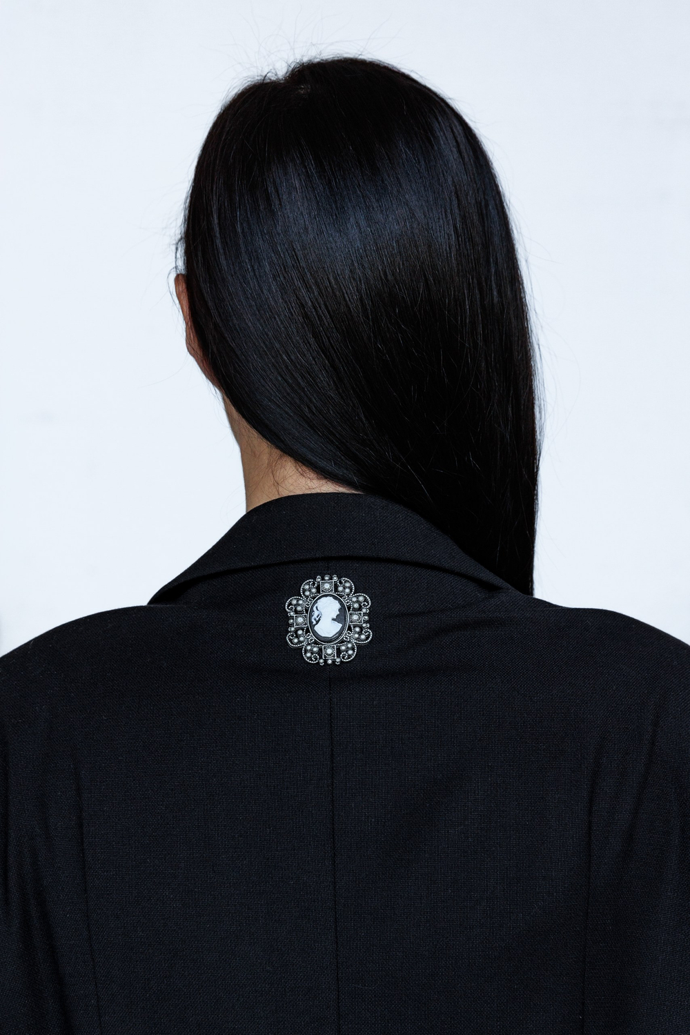 Пиджак апсайклинг с винтажной камеей