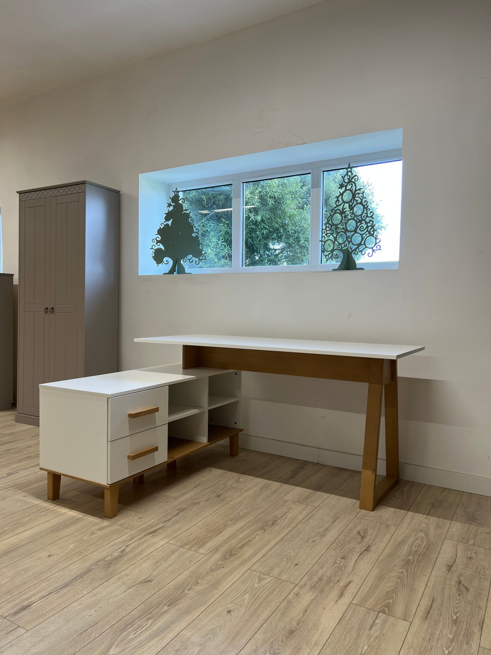 Стол письменный угловой Вест 158х130х77 см, белый, с 2 ящиками и полками, на ножках из массива сосны