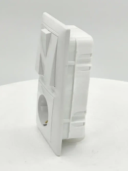 Блок Выключатель трехклавишный + розетка с заземляющим контактом скрытой установки белый 3В-РЦ-695