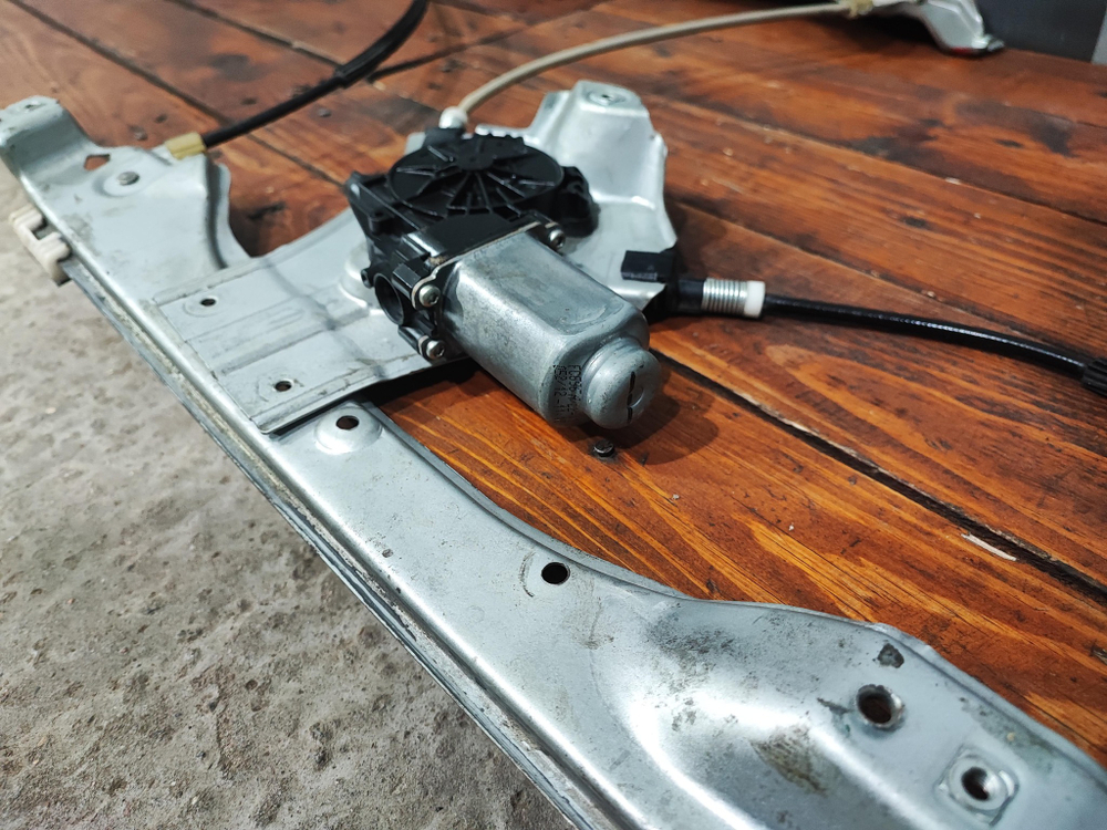 Стеклоподъемник передний правый эл. Renault Clio 3 05-14 Б/У Оригинал 8200291147