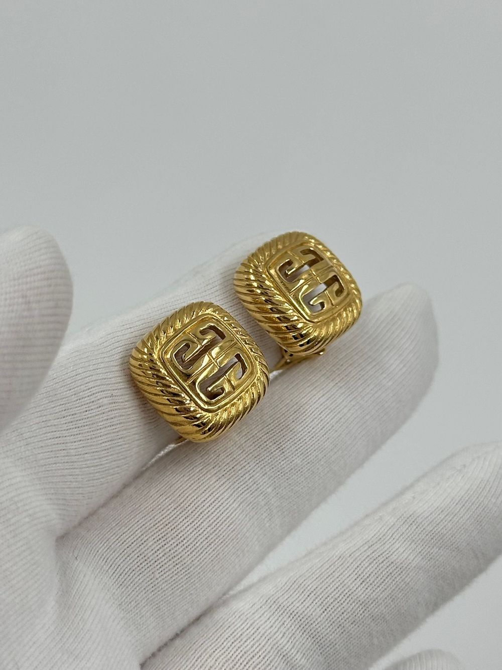 Миниатюрные клипсы с лого Givenchy