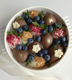 Клубника в шоколаде с ягодами голубики