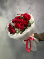 Букет 15 роз с эвкалиптом в оформление.