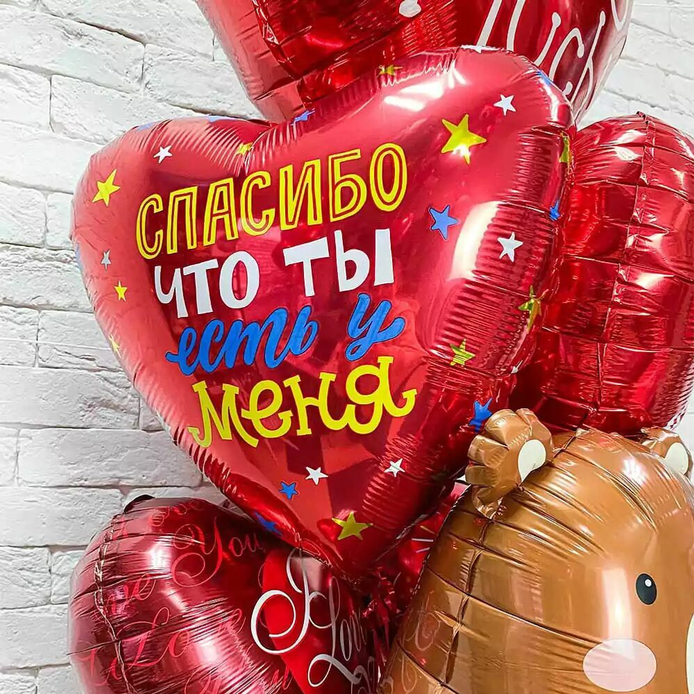 Большой красный фонтан с мишками