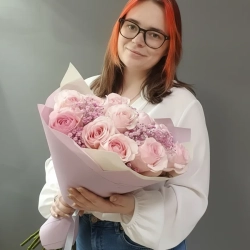 Букет "Талисман" из роз и гипсофилы в розовых тонах.