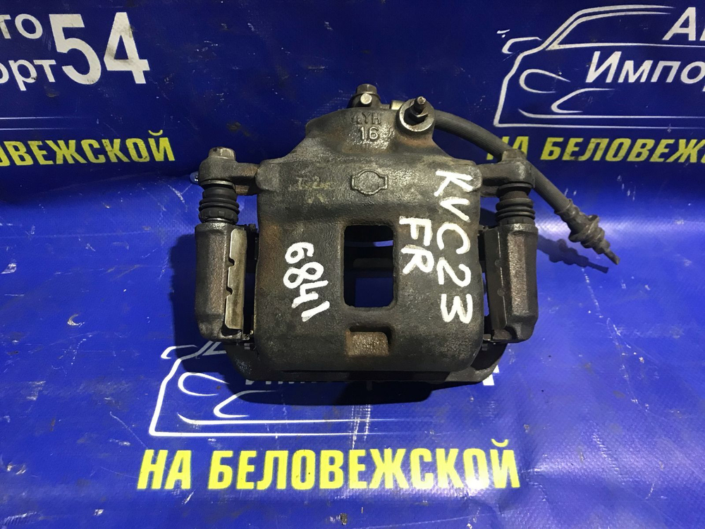 Суппорт тормозной передний правый NISSAN SERENA 1998