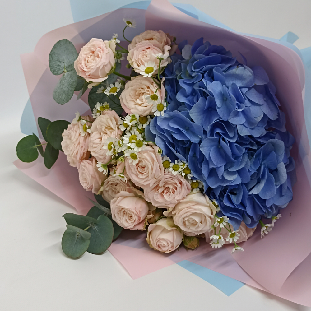 Букет из роз и гортензии Кира