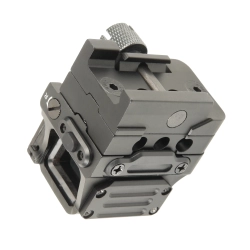 Прицел голографический Veber Wolf Reflex 122 HOLO вид снизу, виден монтажный кронштейн