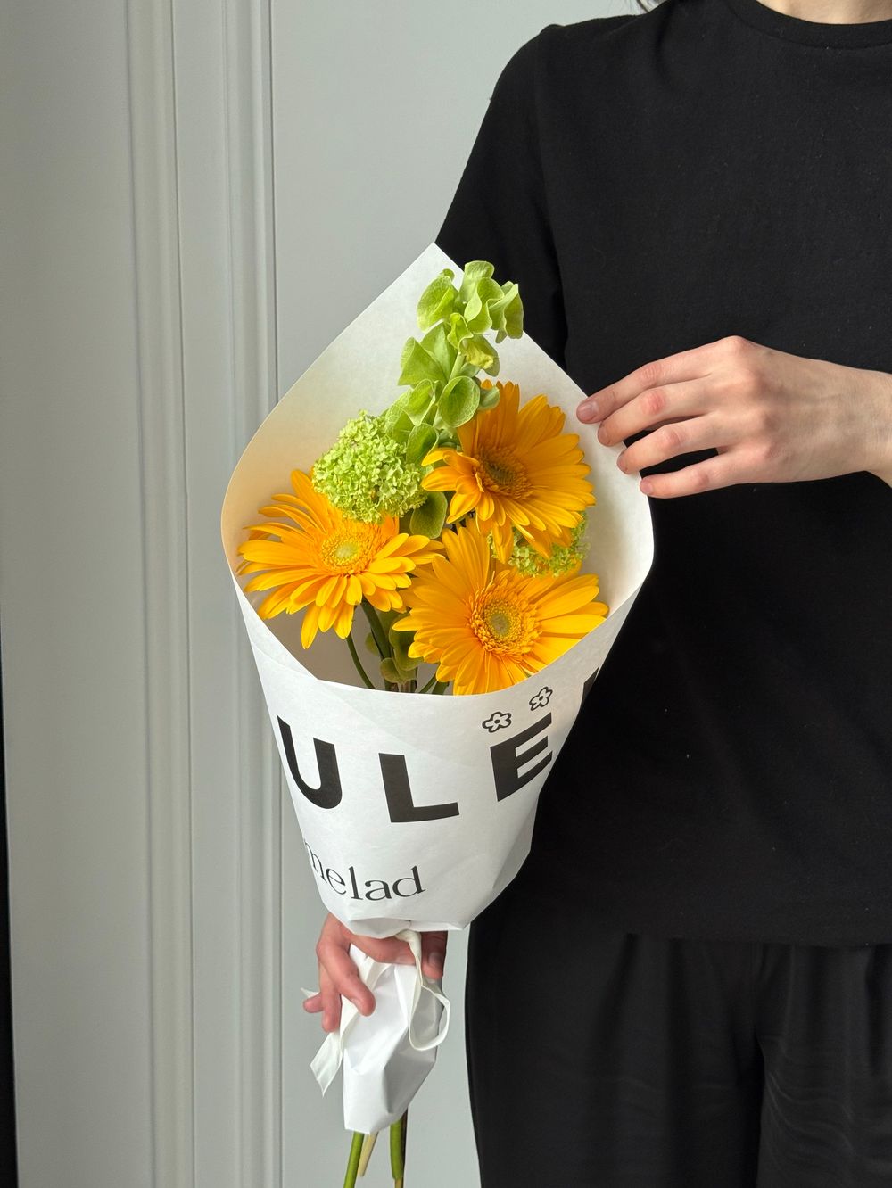 Кулек сборный из герберы, молюцеллы и вибурнума