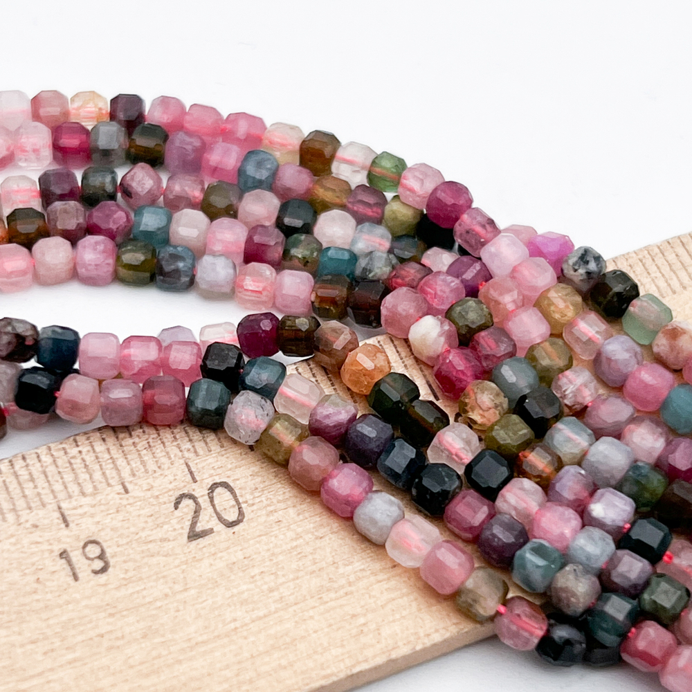 Турмалин бусины, куб, размер около 3-3,2 мм, цена за отрезок 19 см (1/2 нити)