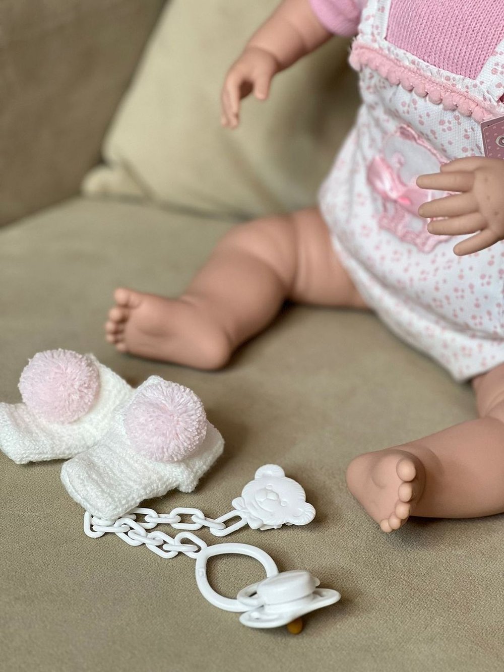 Кукла Berbesa мягконабивная 50см SARA с пледом (5217S)