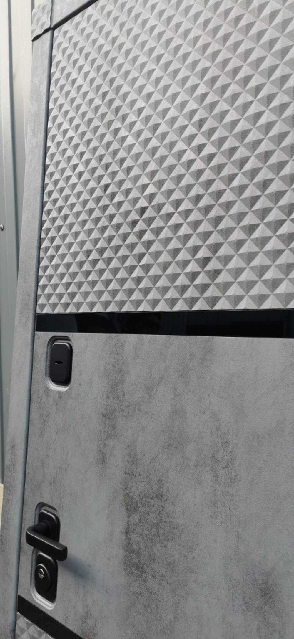 Входная металлическая дверь с зеркалом RеX (РЕКС) 15 Чешуя бетон темный, фурнитура ЧЕРНАЯ квадрат/ зеркало ФЛЗ-120 силк сноу