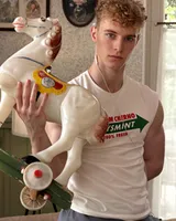 Белая майка без рукавов 