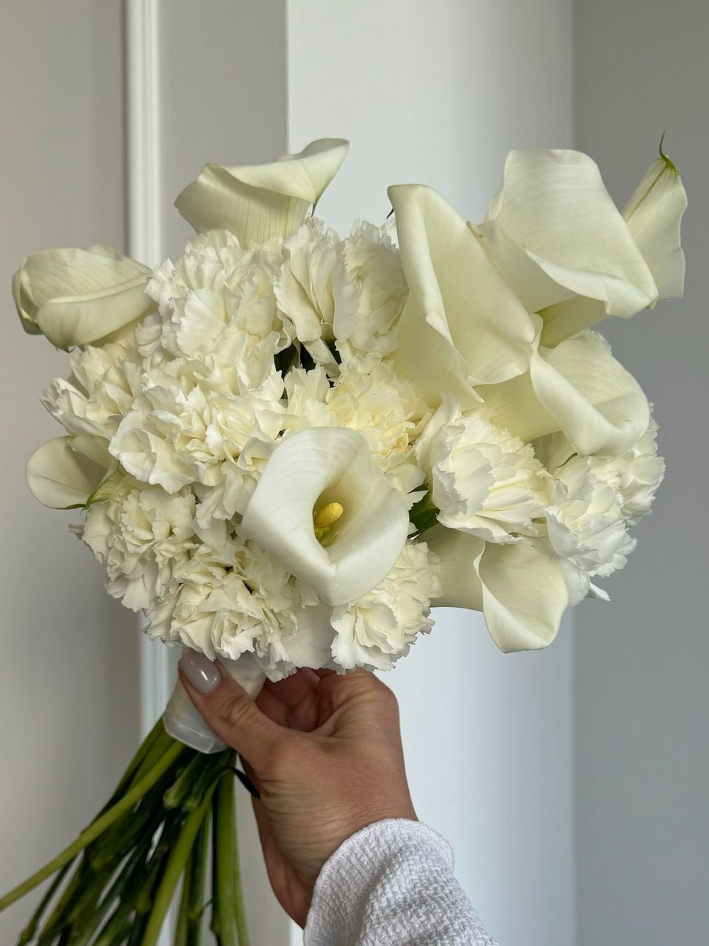 Свадебный букет из калл и диантусов