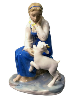 Фарфоровая статуэтка "Сестрица Алёнушка с козлёнком" ЛЗФИ