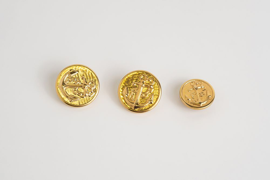 Три винтажные пуговицы разного размера с изображением якоря