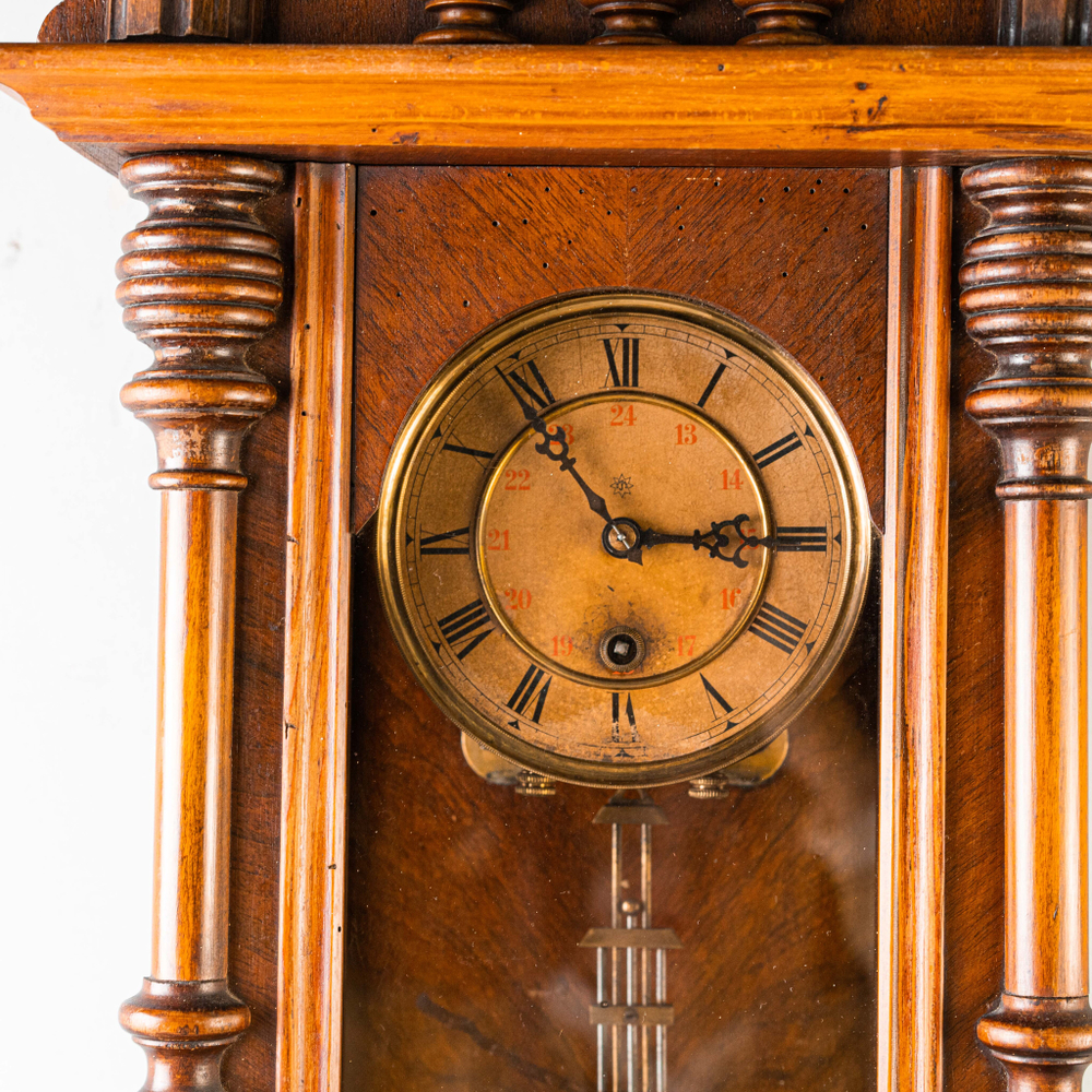 Настенные часы в резном корпусе