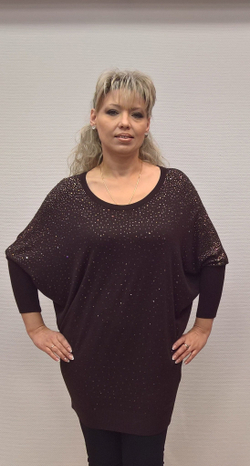 Коричневый джемпер со стразовой "россыпью"