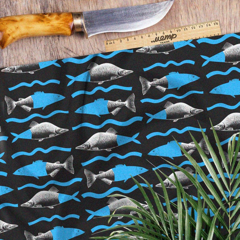 Ткань флис половинчатые рыбы на чёрном фоне