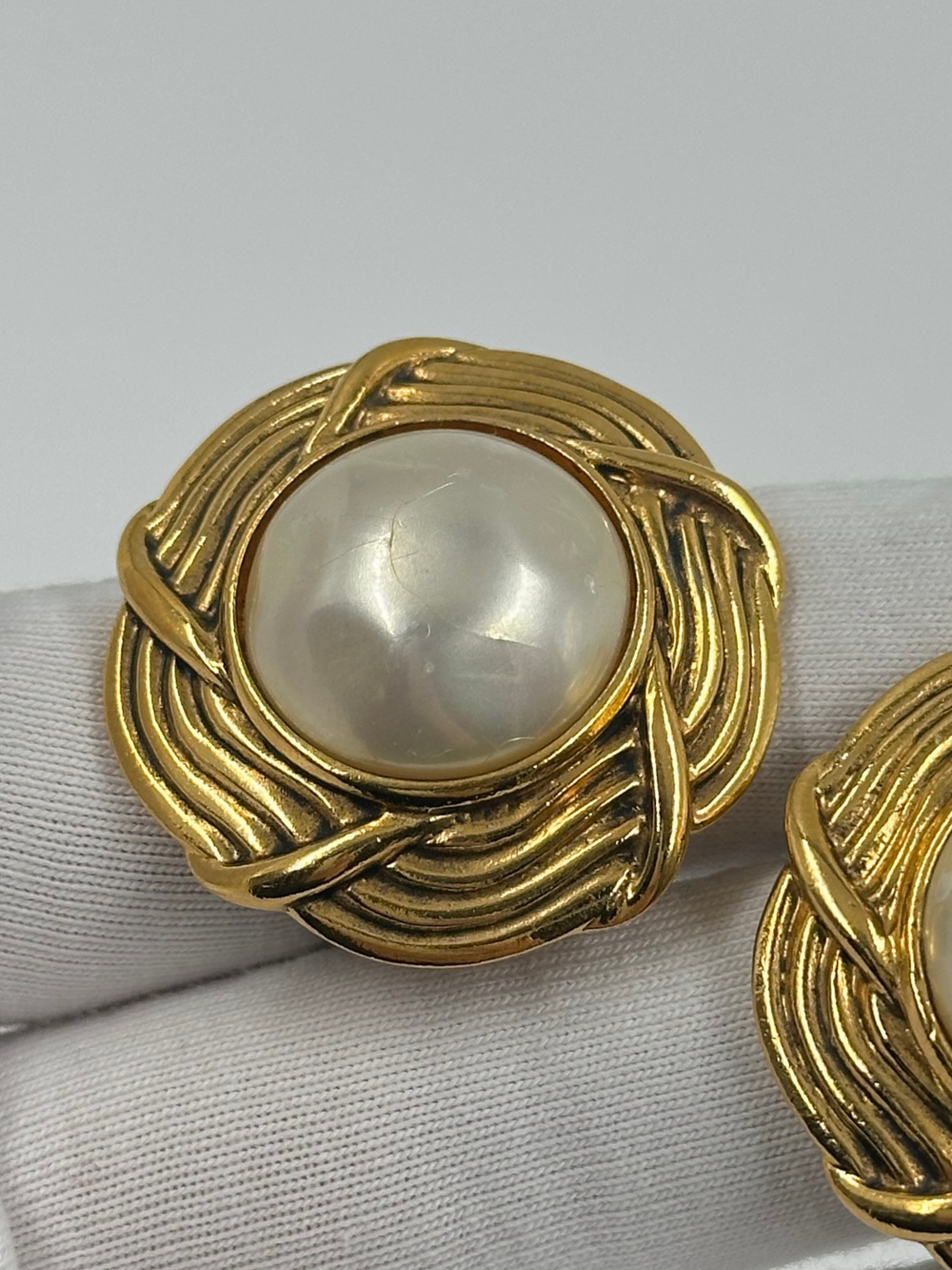 Клипсы с «жемчугом» Chanel