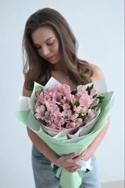 Букет с альстромерией