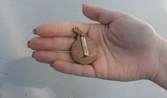 Значок деревянный (брошь) Клубника Бомба. Fire Pin